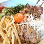 Ohana - 味付けは濃いめ。チャーシュー・挽肉そぼろ・黄身・もやし・海苔・白髪ねぎ・薬味ねぎ・辛味噌をトッピング