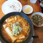 Ohana - ラージャン豆腐定食（￥820）。麻婆豆腐に似た料理を想像していたら、なんとラーメンどんぶりでの提供！