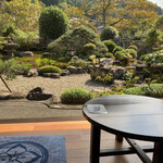 農家レストラン つみ菜カフェ うどんげ - 店内から見るお庭