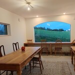 喫茶 山の分室 - 素敵な店内と窓からの眺め
