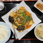 満州園 - エビ豆腐定食　820円
            これでごはん少なめです