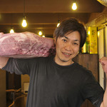 焼肉りん - 厳しい目で素材を見極めて20年！お肉に情熱とこだわりを持つオーナー、堀川氏。お肉について気軽に質問してみてください。