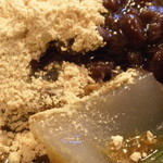 Rokumeien - 自家製あんこの小倉わらび餅；アップ；もちぷにゅの食感に香り良いきな粉