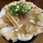 鶏白湯らーめん ちきんういんぐ - 鶏チャーシューめん ¥900(税込)