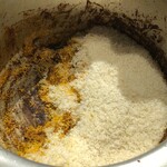 ビリヤニ大澤 - 傾けて見せてくれました　シャッターチャンス☆