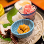 ひと椿 - 刺し身を適当にみつくろってもらいました。ネギトロ、うに、イカ、タコ。海苔で巻き巻きしていただきます。