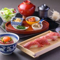 肉寿司4貫とミニユッケ丼ランチ
