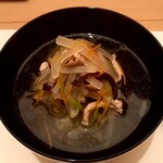 和食 瑞木 - 木耳、しめじ、大根、豚ロースなど家庭的な素材のお椀　ほっこりします