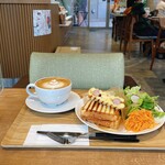 シュクレペール 二子玉川本店 - 卵・ウインナー・チーズのパニーニ＋カフェオレ ¥1,250