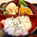 千寿庵 - セット（ポテトサラダ・海藻・煮物・お新香・ご飯）250円