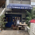 OSTERIA AL BUCO - お店の外観です。数段の階段を降ります