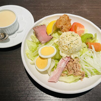 オールデイダイニング リモネ(リーガロイヤルホテル大阪) - ハーフサラダ。自家製ドレッシングたっぷり(ココットスープかと思ったw)