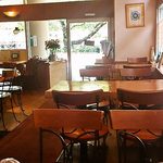 コーヒーハウスしもおれ - 明るい店内。