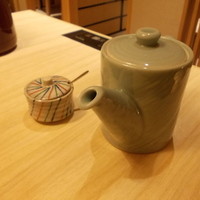 水たき料亭 博多華味鳥 ヒルトンプラザウエスト店 - 塩（左）と、ポン酢しょうゆ（右）です