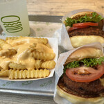 Shake Shack - シュルームバーガーとチーズフライ、レモネード。レモネードは甘さ控えめでおいしかった！