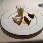 ラ・グランターブル ドゥ キタムラ - 全種類食べてみたかったが、マチェドニアのゼリー、ブラウニー、レモンのタルトの3種類を選んだ。dessertに力を入れているのが伝わる上質の仕上りで、特にレモンのタルトは必食だ。