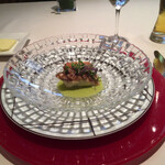 ラ・グランターブル ドゥ キタムラ - ポワソンは「天然鯛のグリルと、鮮魚のタルタルを包んだ湯葉のフリチュールと共にソース・ブールバチュー」きゅうりで緑色に染められたソースが鮮やかで、火入れ良い料理に合って、上質な仕上りだった。