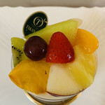 新宿高野 - フルーツロワイヤル　648円　いちご、パイナップル、キウイ、ぶどう、柿、りんご、メロン、白桃、黄桃と思いきやマンゴー？？