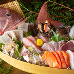 Uokan - 舟盛り!鯛の姿造りと旬魚のお造り盛り合わせ