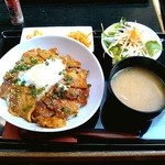 クルリ 恵比寿本店 - 豚丼特盛り（小鉢・サラダ・豚汁付）