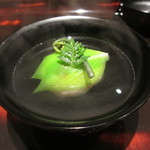 毛蟹の真薯にうるいとわらびをあしらったもの