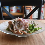 ピッツェリア リングレッソ - 自家製鶏胸肉ハムと湘南レッドのサラダ