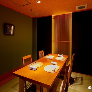 4名までのグループで、ゆっくり食事をしたいときに重宝する個室