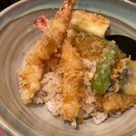 Tenpura Kappou Ginsaryou - 女性でも食べれるように少な目のご飯の上にカボチャ、タマネギ、ナス、ししとう、鯖、そして海老２本を自慢のタレで仕上げた絶品の天丼です。