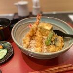 Tenpura Kappou Ginsaryou - 天丼は目の前で揚げられた天ぷらの乗った天丼。