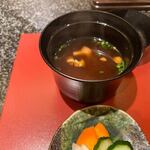 Tenpura Kappou Ginsaryou - 香の物と一緒に丼の添えられた味噌汁はなめ茸の赤だしでした。