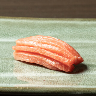 Omakase nigiri套餐。精心製作的握壽司和精美菜餚的至尊時刻
