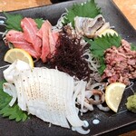 Sakanaga Umai Mise To Moushimasu - 刺身4点盛り　本まぐろカマトロ、太刀魚炙り、本まぐろすき味炙り、アオリイカ炙り