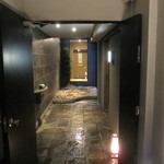 日本料理 晴山 - 店への通路