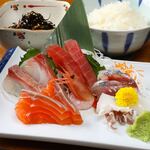 魚河岸料理 魚吉 - 刺身盛り合わせ定食