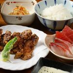 魚河岸料理 魚吉 - 刺身と鯨の竜田揚げ定食