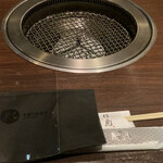 米沢牛焼肉 仔虎 - 初期配置(箸,おしぼり,エプロン,マスクケース)