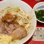 ラーメン二郎 - 汁なし半分＋ニンニク多め＋青ネギ
