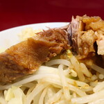 ラーメン二郎 - 豚の厚み