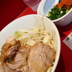 ラーメン二郎 - 汁なし半分＋ニンニク多め＋青ネギ