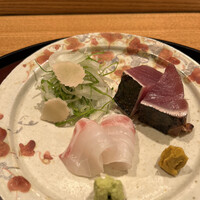 日本料理 太月 - 質高く量少な目コース２３１００円。鯛、鰹。鯛は熟成タイプですが歯応えも残り好みです（╹◡╹）（╹◡╹）。鰹も香ばしさと旨味、脂がたっぷりです（╹◡╹）（╹◡╹）