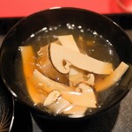 にくの匠 三芳 - 見えないけれど、蓮根饅頭にフカヒレと松茸。とろみたっぷりのお肉の出汁で。