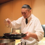 にくの匠 三芳 - もう一枚、大将のショット。わー、すごいお肉、というお客の歓声で笑顔いっぱい♪