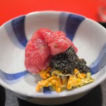 にくの匠 三芳 - 上海カニの身を底に。サーロインとキャビア、うにをもち米のいい蒸しで。