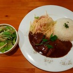 カジュアルふれんちれすとらん・おおの - お肉の日替わりランチ、この日は牛タンシチューデミグラスソース、シンプルなミニサラダ付き