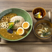〔ディナー〕1899和出汁キーマカレー（味噌汁+ピクルス）