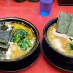 上越家 - 左:ラーメン並固め脂多め右:ラーメン並固め