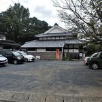 Jinja Soba Muranoshita - お店前に駐車場