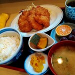 カツ政 - 連れは特上ヒレカツ定食をオーダー。むちゃくちゃに旨いと感嘆してました(笑)　自分が噛んでる以上に隣でサクサク食べてる揚げたての衣の音が心地よかった(笑)