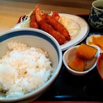 カツ政 - エビは３本でタルタルソースが付いてます。久々に揚げたてプリプリな海老フライは目を閉じて噛み締めながら旨さに感激でした(笑)