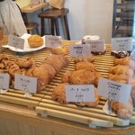 MISAKI BAKERY - ショーケースに並ぶパン